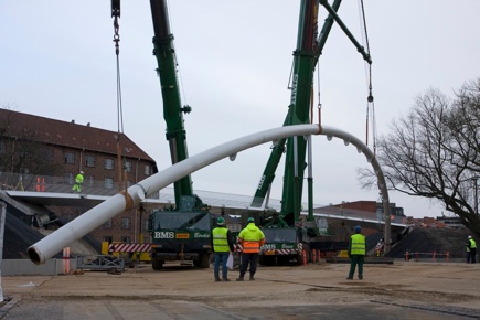 Opsætning af cykel- og fodgængerbro. Arkitekter: Dissing+Weitling.