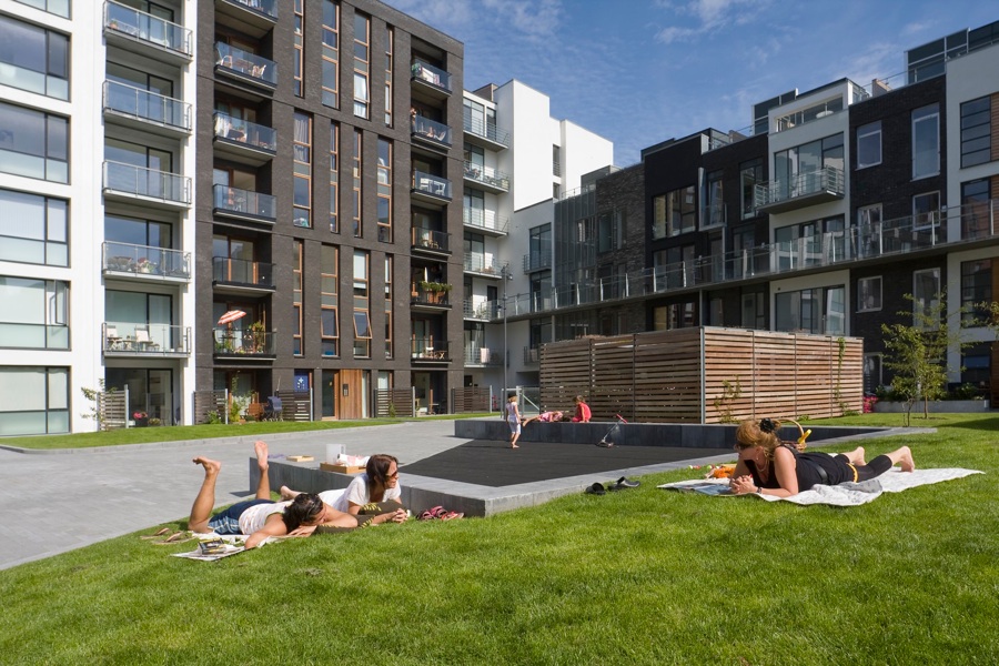 Sluseholmen gårdrum med mennesker