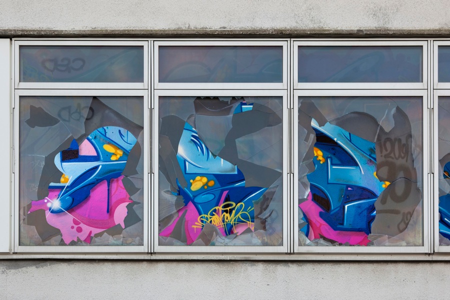 graffiti bag smadrede ruder