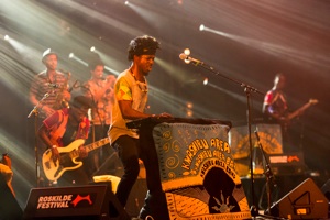 Dizzy Mizz Lizzy på Roskilde Festival 2010. Tim Christensen guitar og Martin Nielsen bas.