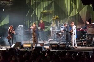 Piger publikum ved Foals