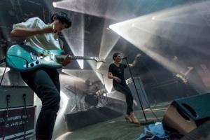 Dizzy Mizz Lizzy på Roskilde Festival 2010. Tim Christensen guitar og Martin Nielsen bas.