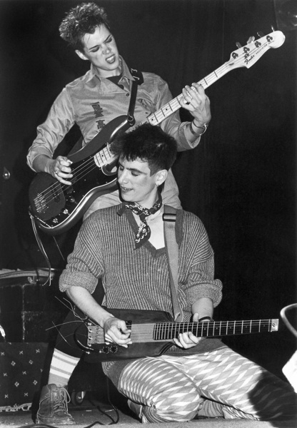 Unknown Gender. Lynne Messinger guitar. Cindy Richmond bas. Roskilde Festival 1983.